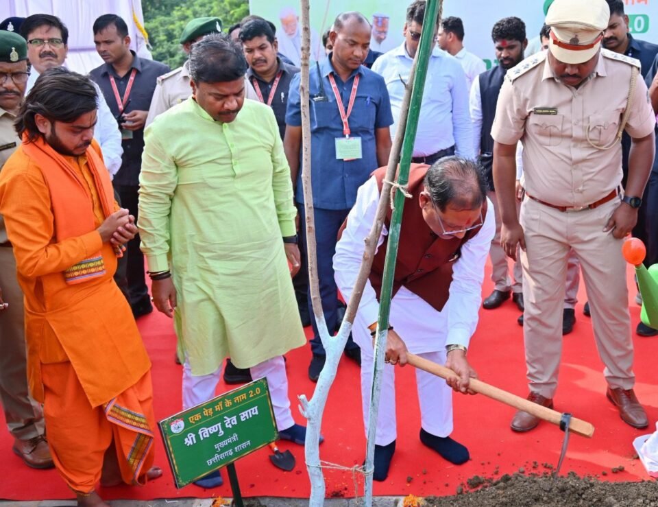 मुख्यमंत्री विष्णु देव साय ने नवीन विधानसभा परिसर में किया पौधरोपण