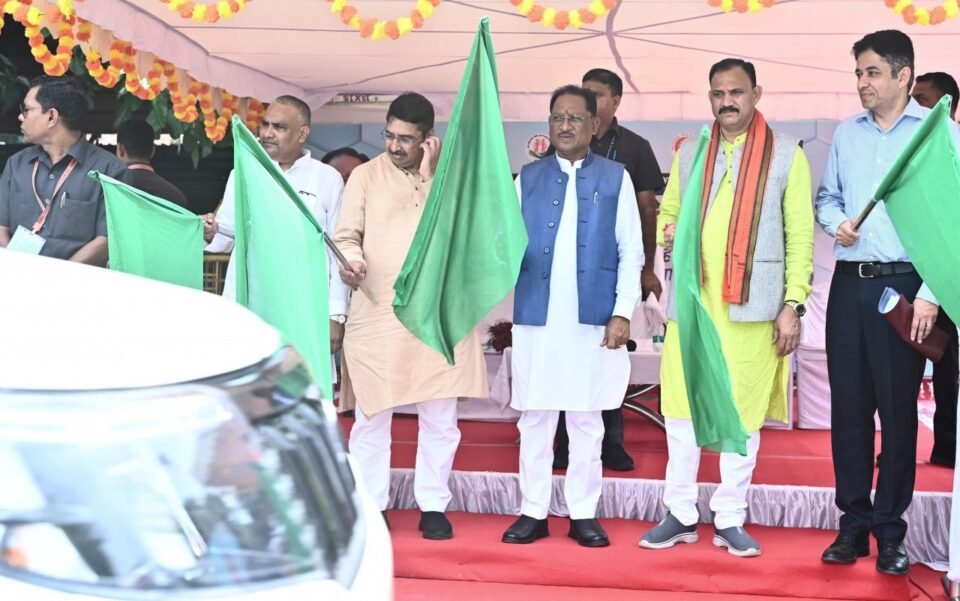 छत्तीसगढ़ की स्वास्थ्य व्यवस्था को सशक्त और सुलभ बनाने की दिशा में जुड़ा नया अध्याय : मुख्यमंत्री ने मैदानी स्वास्थ्य अमले के लिए 151 नए वाहनों को दिखाई हरी झंडी