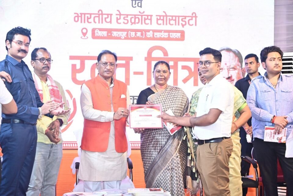 मुख्यमंत्री विष्णु देव साय ने किया “रक्त-मित्र” पुस्तिका का विमोचन, रेडक्रॉस के आजीवन सदस्यों को किया सम्मानित