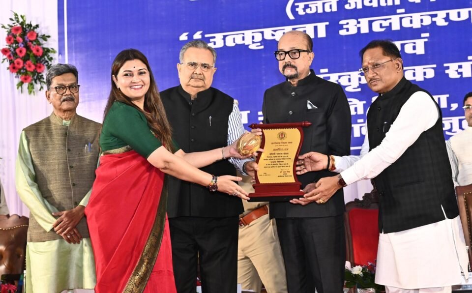 राज्यपाल रमेन डेका ने पंडरिया विधायक भावना बोहरा को वर्ष 2024-25 के उत्कृष्ट विधायक सम्मान से किया सम्मानित