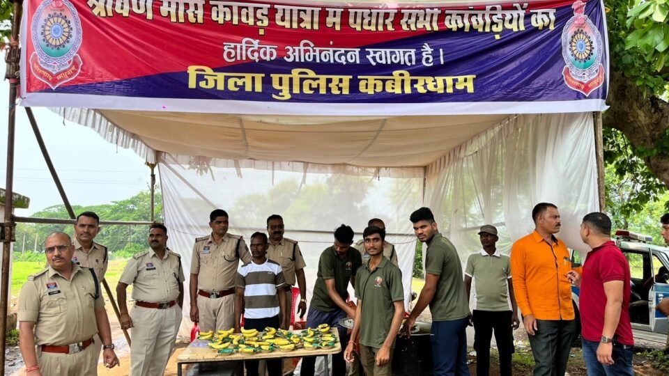 भोरमदेव थाना में कांवड़ यात्रियों की सेवा में जुटी पुलिस, एसपी धर्मेंद्र सिंह के नेतृत्व में प्रसादी का वितरण