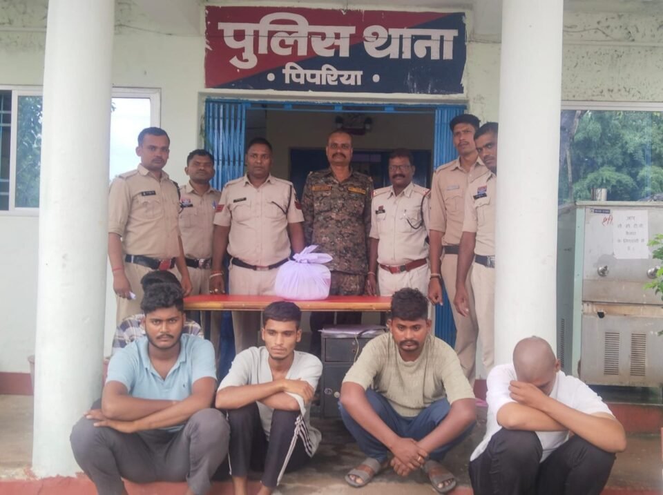 पुलिस की बड़ी कामयाबी: बाइक और मोबाइल के साथ पांच गांजा तस्कर गिरफ्तार