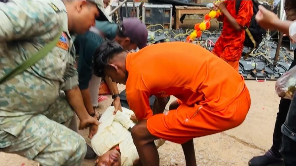 भोरमदेव में पुष्पवर्षा के दौरान हादसा: हेलीकॉप्टर की तेज हवा से गिरा LED पैनल, युवक घायल
